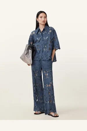 AllSaints – Charli – Bestickte Hose in Staubblau