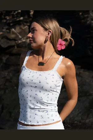 Daisy Street X Molly Mcfarlane – Geripptes Camisole-Oberteil mit Blümchenmuster, Riemchenträgern und Spitzenborte