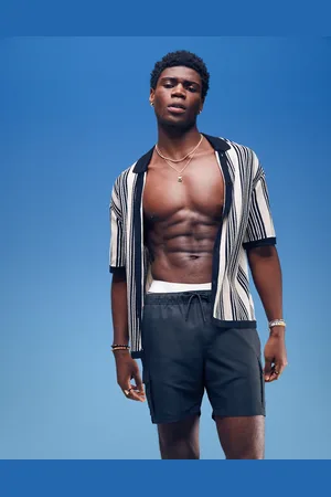 ASOS – Mittellange Badeshorts in mit Cargo-Taschen