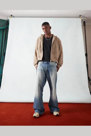 Weekday – Time – Locker geschnittene Bootcut-Jeans in streifiger, blauer Waschung
