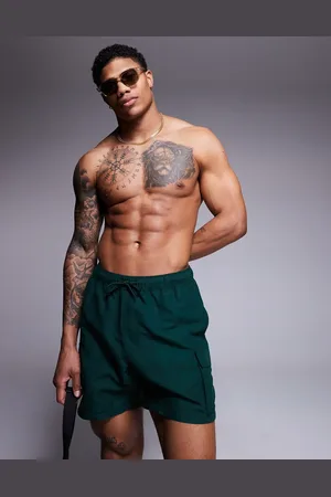 ASOS – Mittellange Badeshorts in mit Cargotaschen