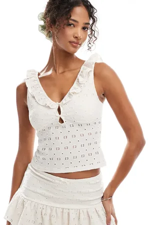 Miss Selfridge – Camisole-Oberteil aus Häkelstrick in Creme mit Rüschen und Zierschleife, Kombiteil