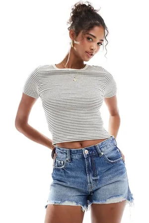 Stradivarius – Jeansshorts in dunkelblauer Waschung mit Zierrissen