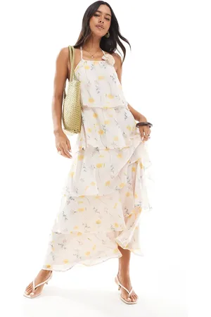 Pieces® – Gestuftes Maxikleid in Blassrosa mit Blumenmuster, Rüschen und Ansteckblume