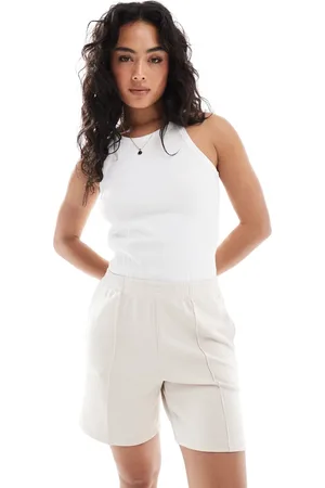 Stradivarius – Shorts in Ecru mit Ziernaht vorne