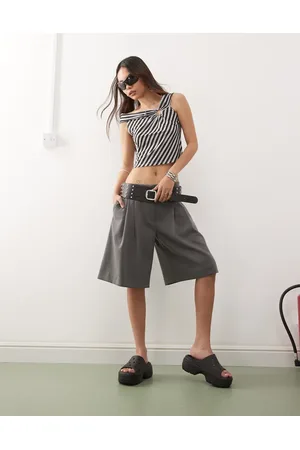 Weekday – Elegante, lang geschnittene Shorts in Dunkelgrau mit weitem Bein