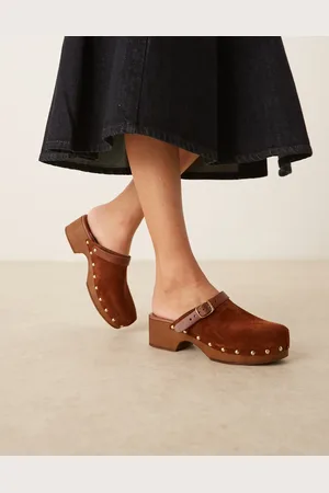 ASOS – Miles – Mit Nieten besetzte Wildleder-Clogs in Hellbraun mit geschlossener Zehenpartie
