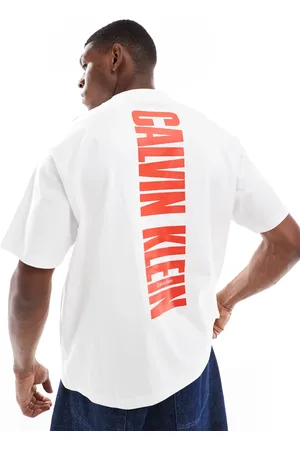 Calvin Klein – T-Shirt in mit vertikalem Rückenprint in Rot