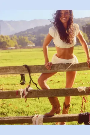 Frankies Bikinis X Bella Hadid – Wickelrock in mit Lochstickerei, Kombiteil