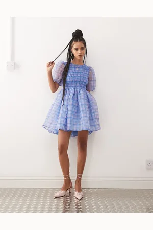 Amy Lynn – Kariertes Organza-Minikleid in Lila mit Rücken-Cut-out und Ballonsaum