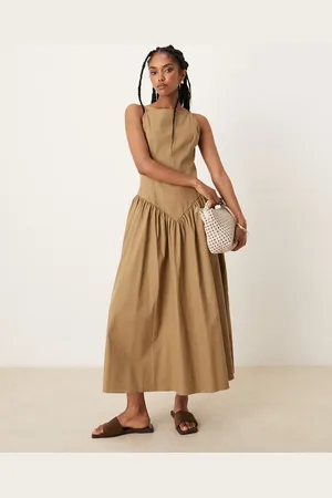 ASOS – Midi-Trägerkleid in Kamelbraun mit tiefer Taille