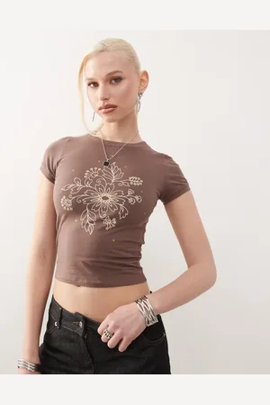 Motel – Sutin – Knapp geschnittenes T-Shirt in Muskatnussbraun mit floralem Pailletten-Motiv