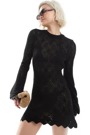 Miss Selfridge – Gestricktes Strandkleid in mit weiten Ärmeln und Muschelsaum