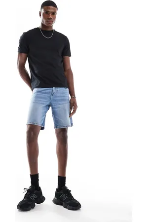 ASOS – Schmal geschnittene Jeansshorts mit regulärer Länge und Waschung in Hellblau