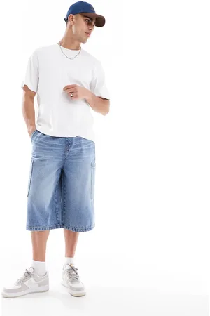 ASOS – Länger geschnittene Jeans-Jorts in mittelblauer Waschung mit Cargotaschen