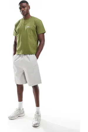 ASOS – Mittellange Cargo-Jorts in Steinbeige mit Aufnäher