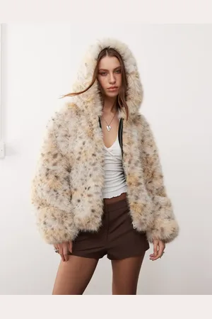 Monki – Kunstpelzjacke in Cremeweiß mit Schneeleopardenmuster und Kapuze