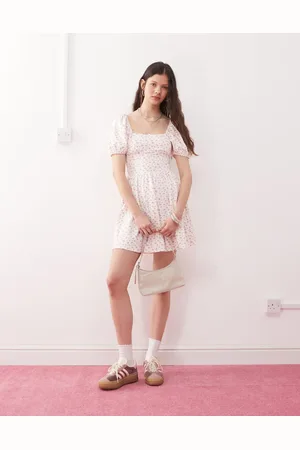 Miss Selfridge – Minikleid mit Milchmädchen-Dekolleté, Puffärmeln und Streublumen-Muster auf hellem Grund