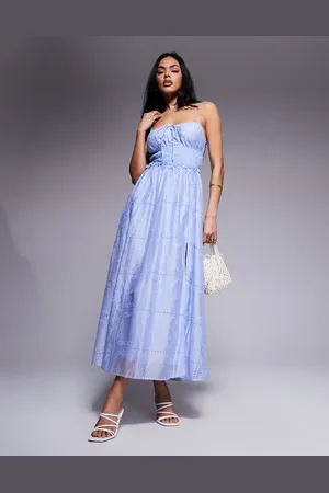 Love Triangle – Blaues Midaxikleid mit Stickerei, geraffter Taille und Riemchenschnürung am Rücken