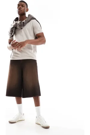 ASOS – Länger geschnittene Jeans-Jorts in brauner Waschung mit roter Kontrastnaht
