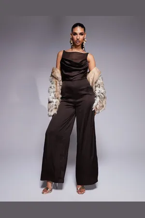 ASOS – Satin-Jumpsuit in Schokobraun mit Wasserfallausschnitt, transparentem Underlay-Detail und Schnalle am Rücken