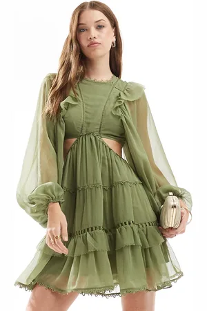 ASOS – Hochgeschlossenes Minikleid in Salbeigrün mit Rüschen und Spitzeneinsatz