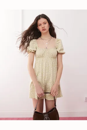 Miss Selfridge – Gesmokter Playsuit mit Puffärmeln und hellem Muster