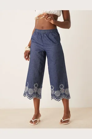 JDY – Verkürzte Hose in mittelblauer Waschung mit Stickerei