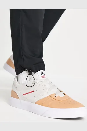 Jordan – Series ES – Sneaker in Steingrau/Praline mit niedrigem Schaft