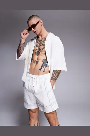 ASOS – Mittellange Badeshorts in Stein mit Bordürenprint
