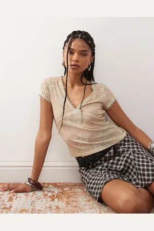 Reclaimed – Netzstoff-T-Shirt in Zartrosa mit V-Ausschnitt, Paisleymuster, Schleifendetail und Spitzenborte