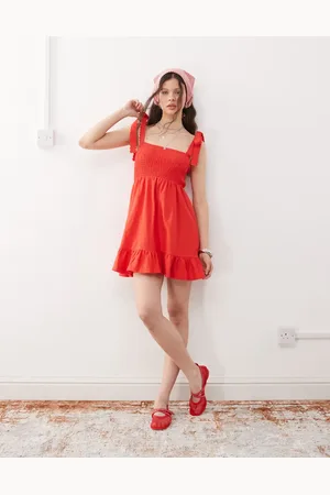 Miss Selfridge – Gesmoktes Minikleid in Rot mit gebundenen Trägern