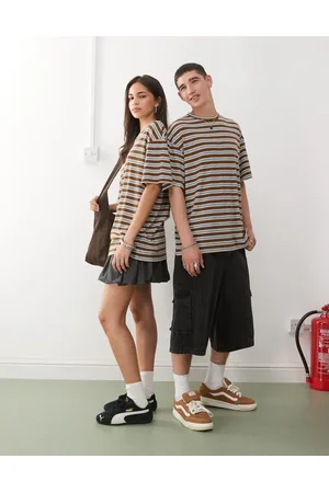 COLLUSION – Unisex-T-Shirt in gestreiftem Braun