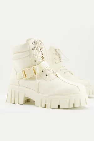 Public Desire – Man Kash – Wanderstiefel zum Schnüren in Creme mit Schnalle