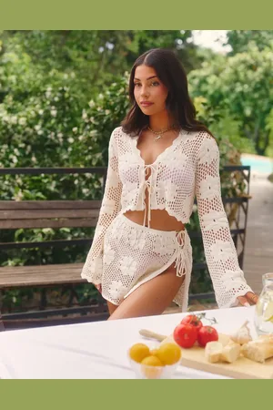 The Frolic X Lydia Kara Exklusiv – Seitlich gebundener kurzer Strandrock aus Häkelstrick in Creme mit Blumenmuster, Kombiteil
