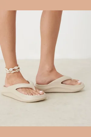 ASOS – Fudge – Zehenstegsandalen in Beige mit dicker Sohle