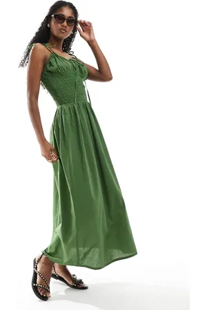 Esmée – Exklusives Strandkleid in Olivgrün mit gesmoktem Detail