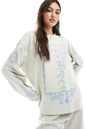 Monki – Langärmliges Oversize-Shirt in Hellgrün mit „Spirit Keeper“-Print