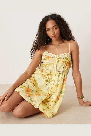 ASOS – Minikleid mit schmalen Trägern, Knopfleiste, Lochstickerei und Patchwork-Blumenmuster