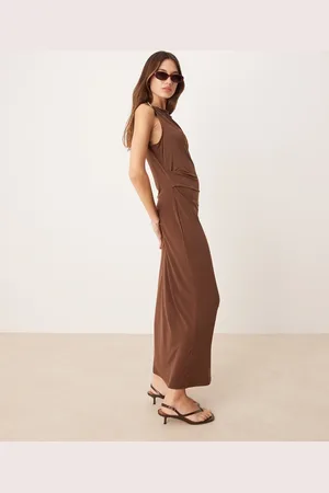 MANGO – Tailliertes Maxikleid in Schokobraun mit goldfarbenem Schulter-Akzent