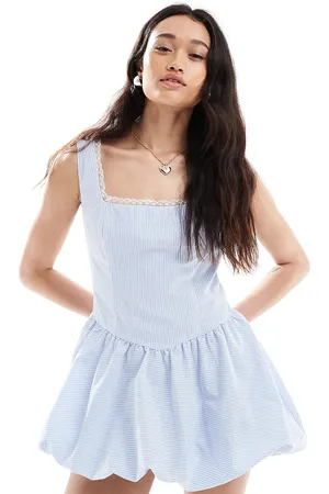 The Frolic Exklusiv – Minikleid in gestreift mit eckigem Ausschnitt, Spitzenbesatz und Ballonsaum