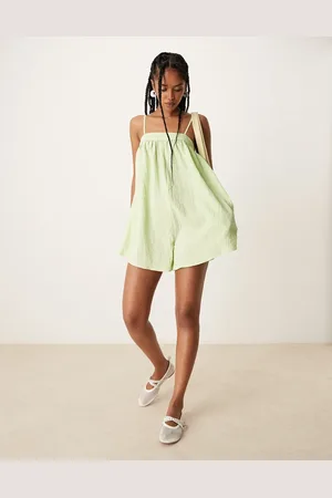 ASOS – Playsuit in Limette mit schmalen Trägern und Brustpartie mit Mikrostruktur