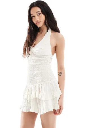 Bershka – Gesmoktes Minikleid in Ecru mit gebundenem Neckholder und Rüschen