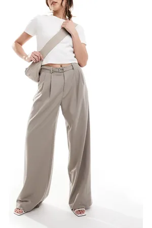 Stradivarius – Elegante Hose in Beige mit Gürtel und weitem Bein