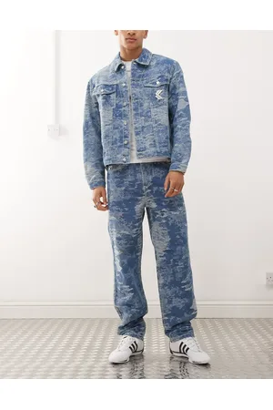 Karl Kani – OG – Denim-Jeans in mittelblauer Waschung mit Camouflage-Musterung im Distressed-Look und fünf Taschen