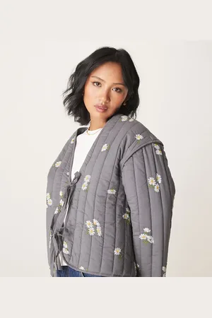 ASOS ASOS DESIGN Petite – Steppjacke in verwaschenem mit Bindebändern vorn und Stickerei