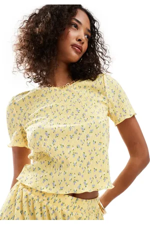 Pieces® – Knapp geschnittenes T-Shirt in mit engen Plissee-Falten und Blümchenmuster, Kombiteil