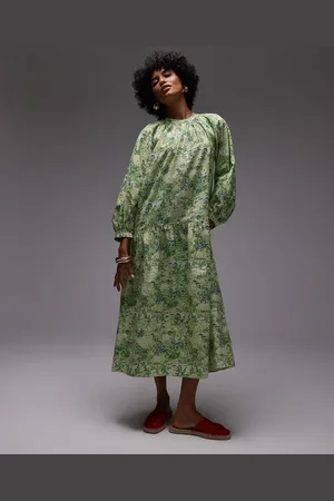 ARKET – Wadenlanges, gesmoktes Kleid aus reiner Baumwolle mit grünem Blättermuster und tiefer Taille