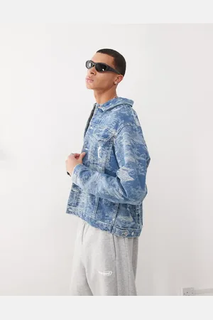 Karl Kani – OG – Denim-Jacke in mittelblauer Waschung mit Camouflage-Musterung im Distressed-Look