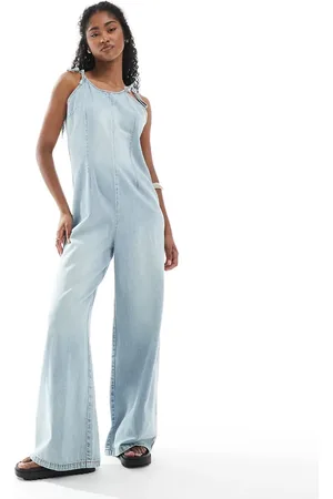 Monki – Leichter Jumpsuit aus Denim in blauer Waschung mit Neckholder